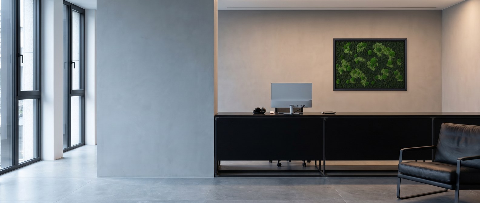 Archipelago I über einem Nussbaum-Sideboard